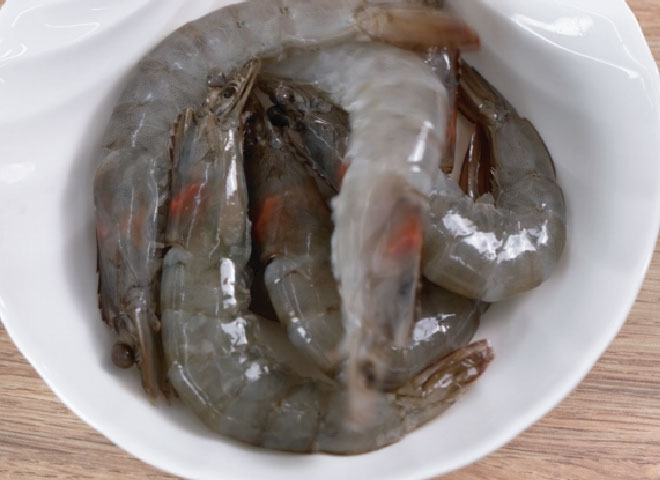 蒜蓉鮮蝦粉絲煲步驟2: 蝦子洗淨