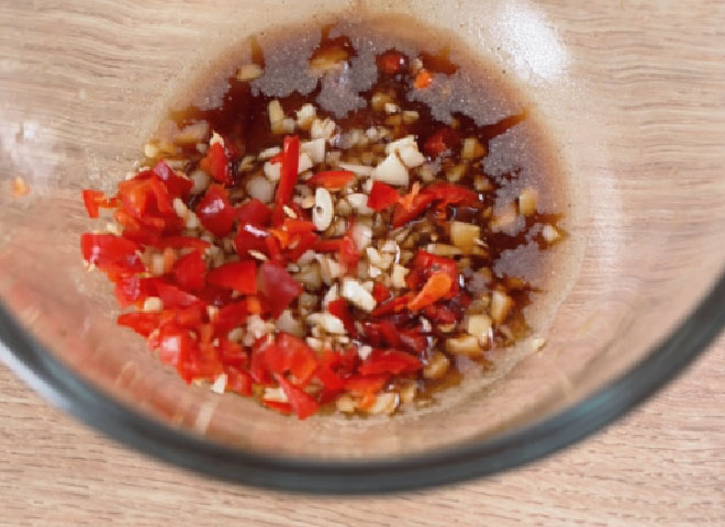 蒜蓉鮮蝦粉絲煲步驟4: 醬汁準備